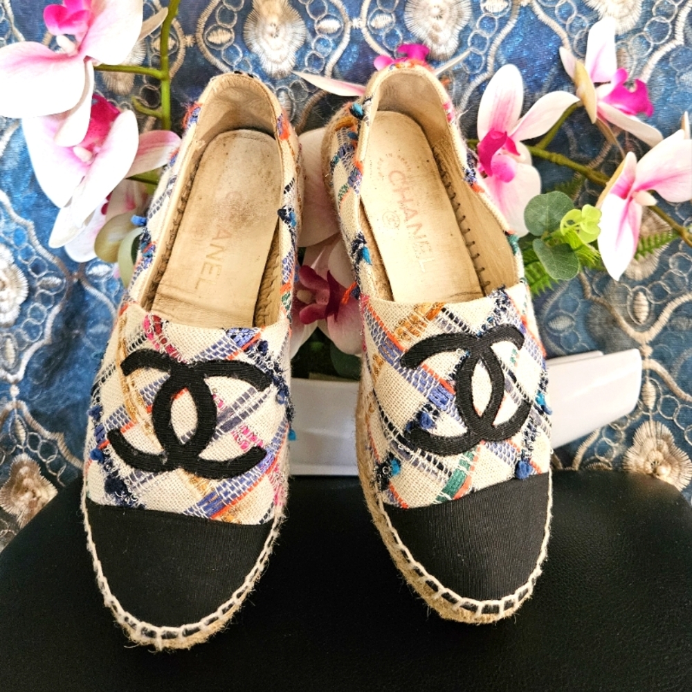 Authentic Chanel Tweed and grosgrain material size 6